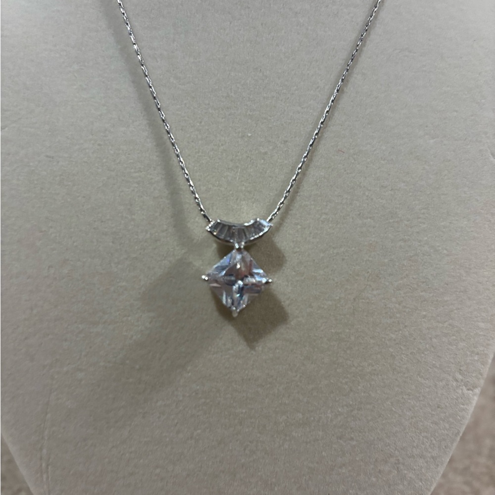 Elegant Silver Pendant Necklace